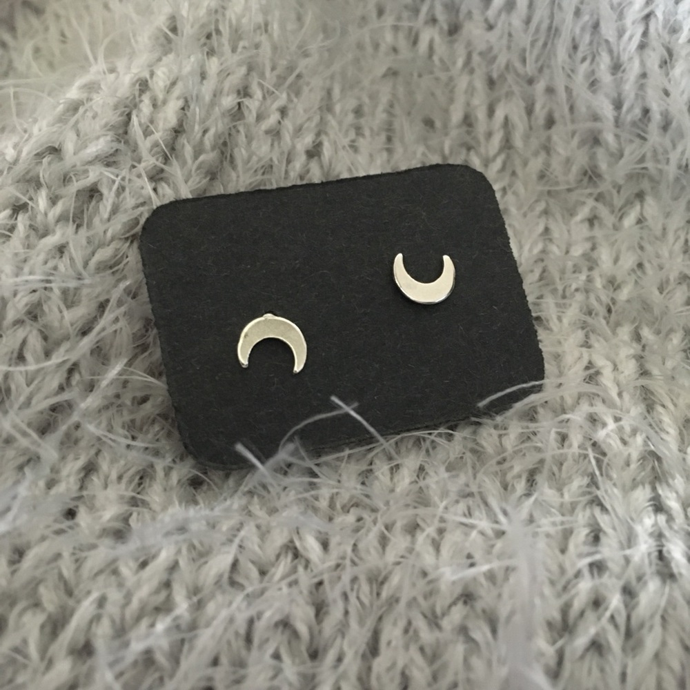 🌙 .925 Silver Crescent Moon Stud Earrings